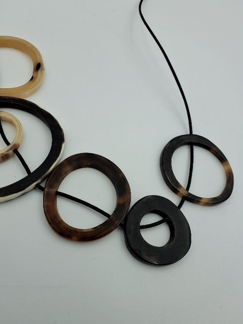 Halskæde, hornvarefabrikken